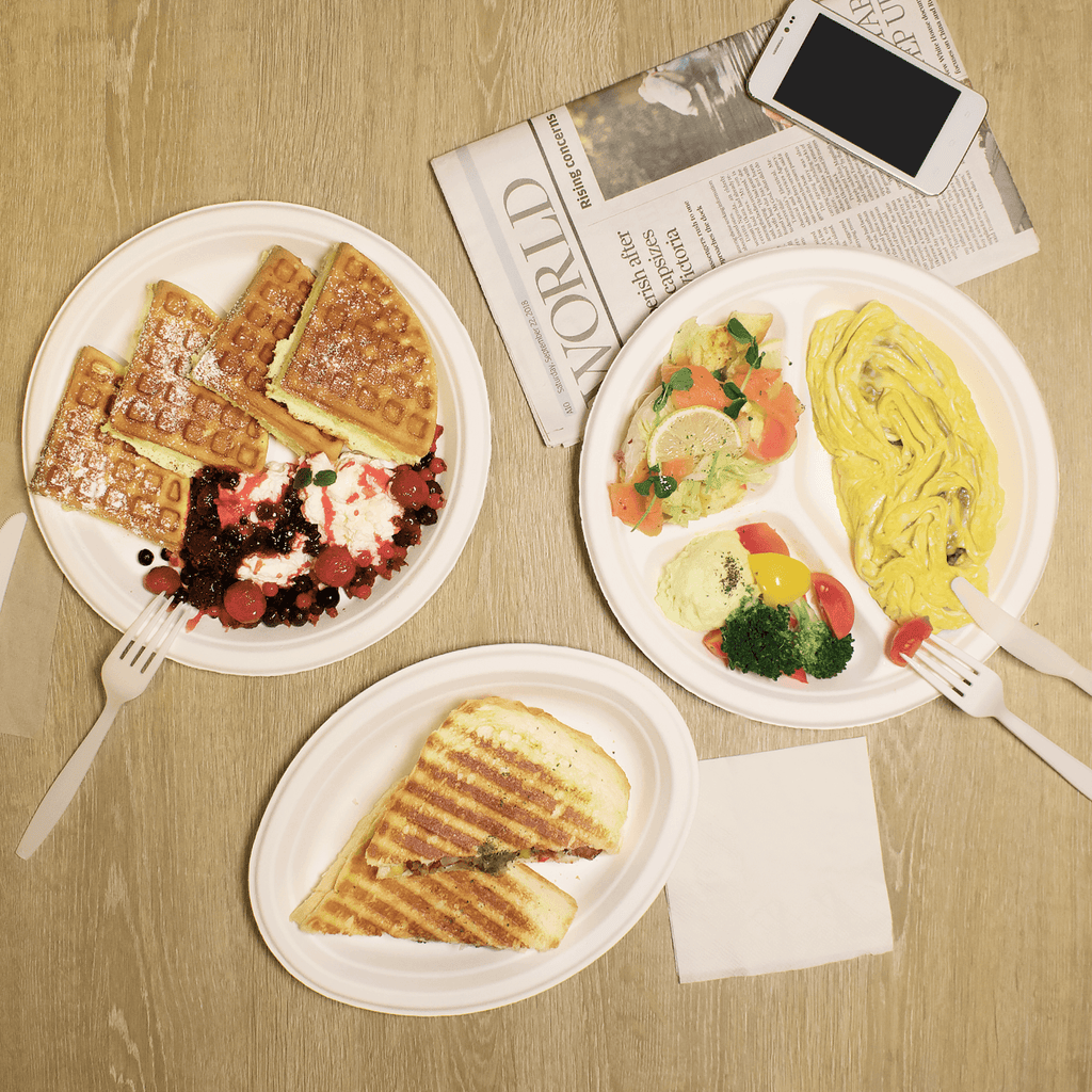 Karat Earth 3 Compartments, 10'' Molded Fiber Round Plates, PFAS Free, White - 500 pcs