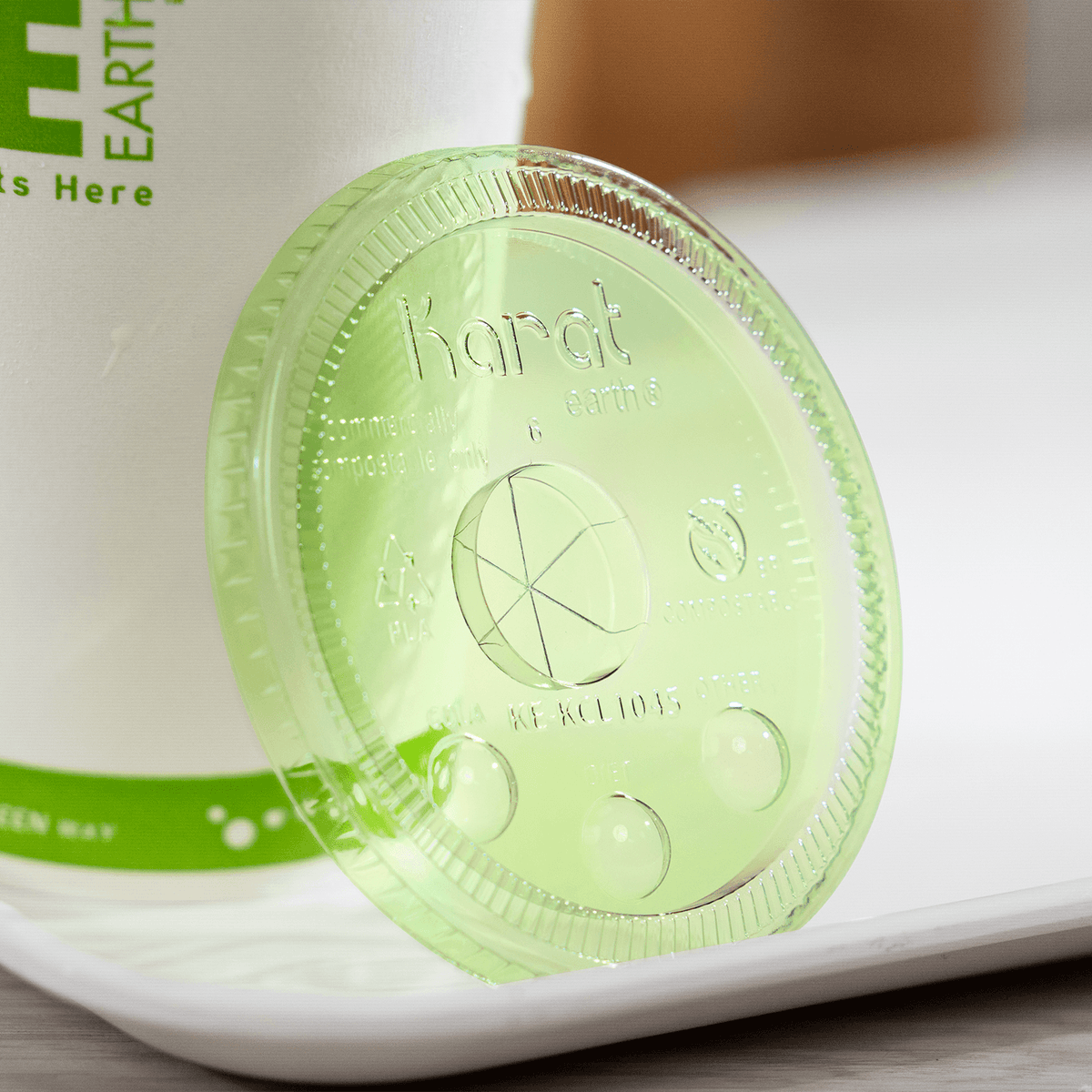 Karat Earth 104.5mm PLA Flat Lids for 32oz Paper Cold Cups, Green - 600 pcs