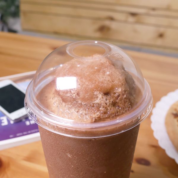 [600 ct] 32 oz Plastic Dome Cup Lids | PET | 104.5 mm